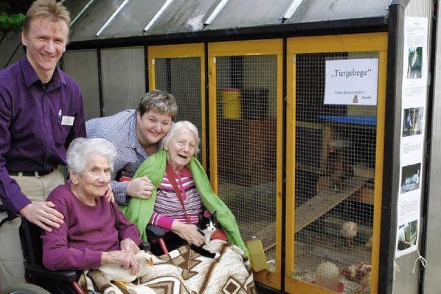 Senioren suchen gern den neuen Kleintierstall im Georg-Reinhardt-Haus auf