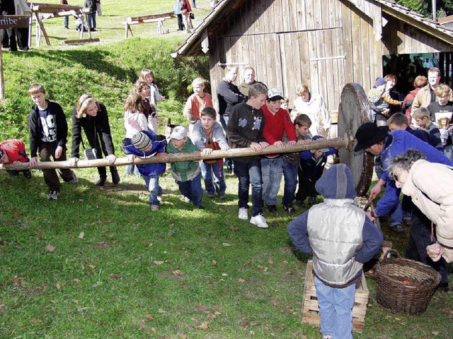 Beim &#8222;Obs riibe&#8220; mit dem r...Brauchtumsfest in Raich zu sehen ist.   | Foto: Silke Hartenstein