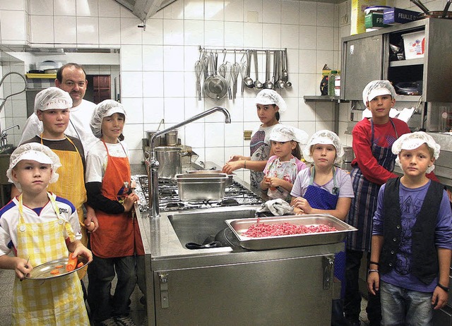 Umringt von seinen kleinen Assistenten...ie einfach gesundes Kochen sein kann.   | Foto: Doris  Dehmel