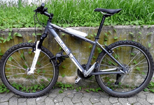 Wem gehrt das grau-weie Mountainbike...Marke Bull? Bitte beim Revier melden.   | Foto: Polizei