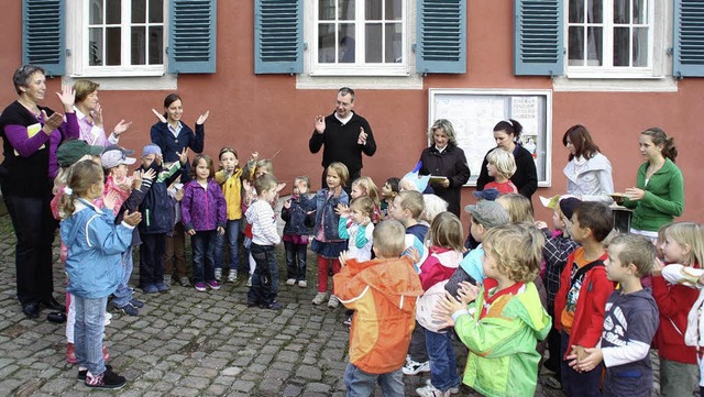 Mit ihren Erzieherinnen besuchten die Kindergartenkinder den Pfarrer.   | Foto: ulrike hiller