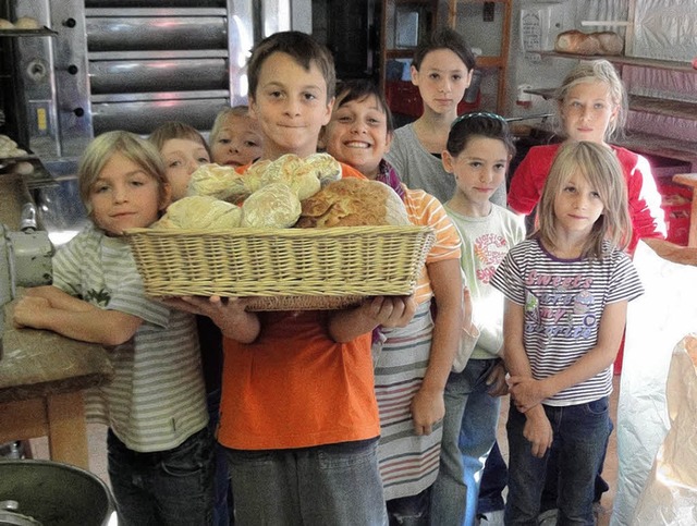 In der Backstube des Caf Lubin: Stol...elbst gebackenen Brtchen der Kinder.   | Foto: Silke Hartenstein