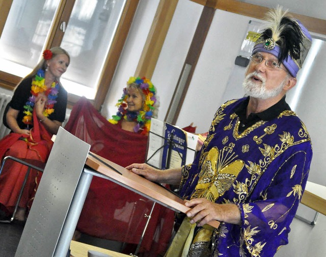 Guru Monti (Helmut Porsche) mit &#8222;Kindern der Blumen&#8220;.  | Foto: B. Ruda