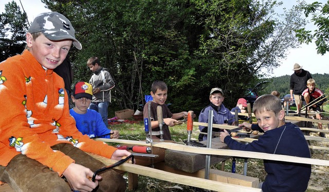 Drei Tage lang treffen sich Kinder am ...schleifen, wachsen und Bgen spannen.   | Foto: Kirsten Lux