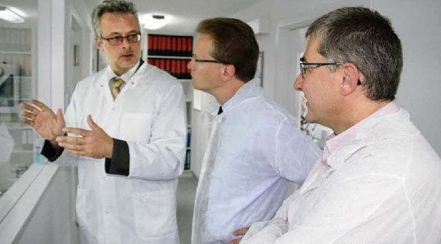 Besuch bei Biomed: Firmeninhaber Steve...rsitzender Helmut Butz   (von links).   | Foto: Andreas Peikert