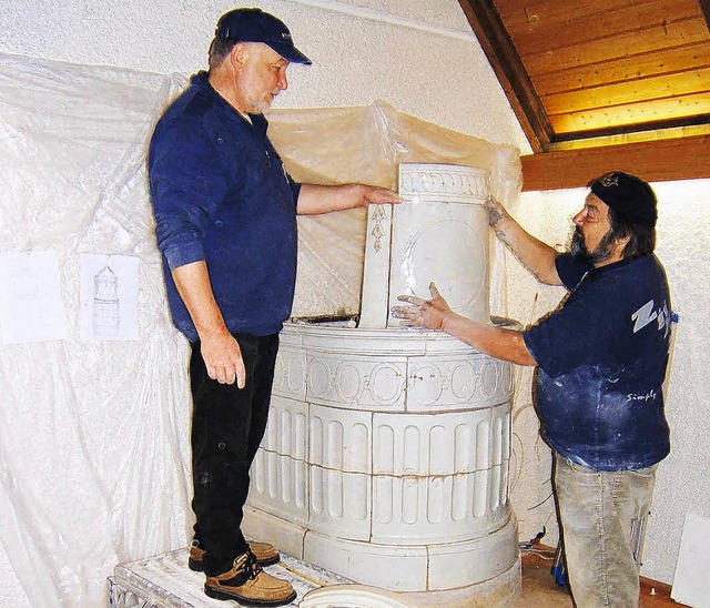 Bernhard Weier (rechts) und Peter Pfa...n Kachelofen bereits fertiggestellt.    | Foto: Petra Molitor