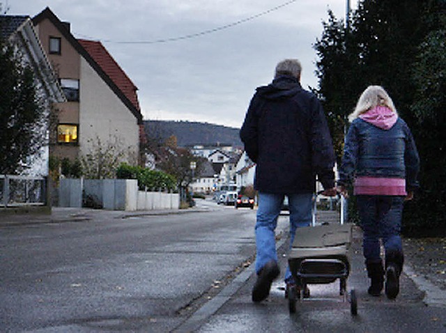 Zum Supermarkt sind es nur wenige Minuten: Heinz und Monika auf Einkaufstour  | Foto: sascha montag