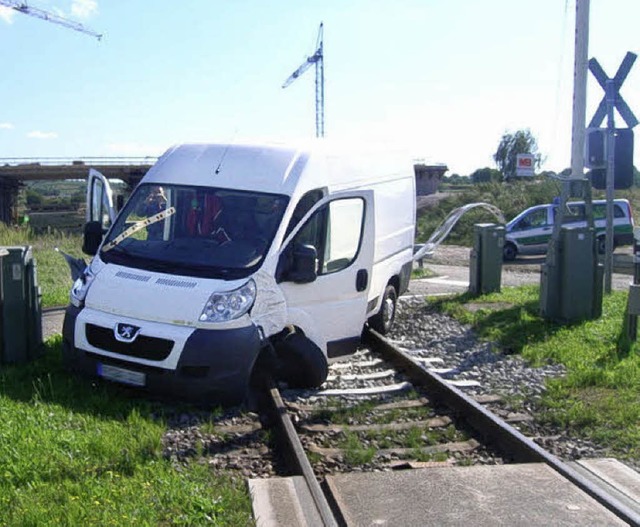 Abrupt endete die Fahrt des Transporte...hranke des Radwegs durchbrochen hatte.  | Foto: polizei