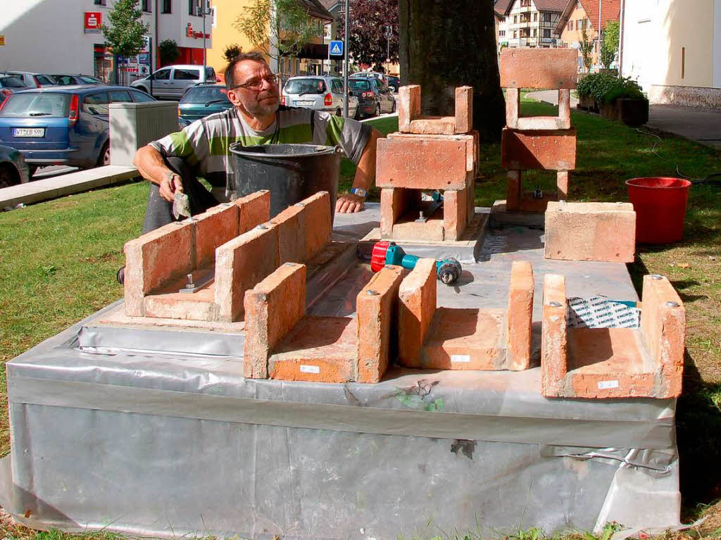 Gerhard Schwarz beim aufwendigen Aufbau seiner Skulptur im Pfarrgarten.