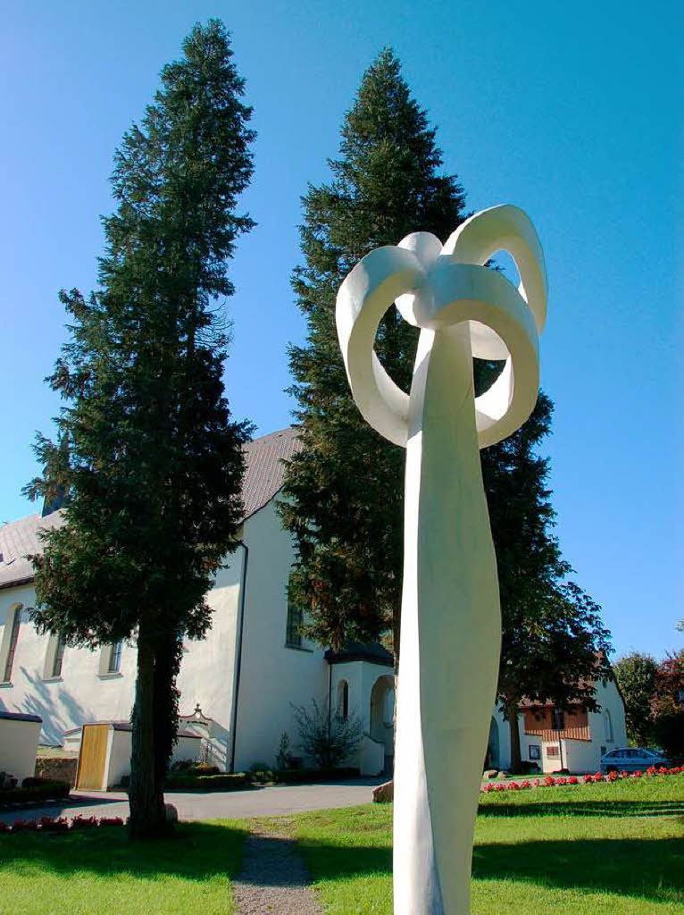 Anja Oschwalds Skulptur ist aus einer Sthlinger Linde gearbeitet und steht im Friedhofsprkle.