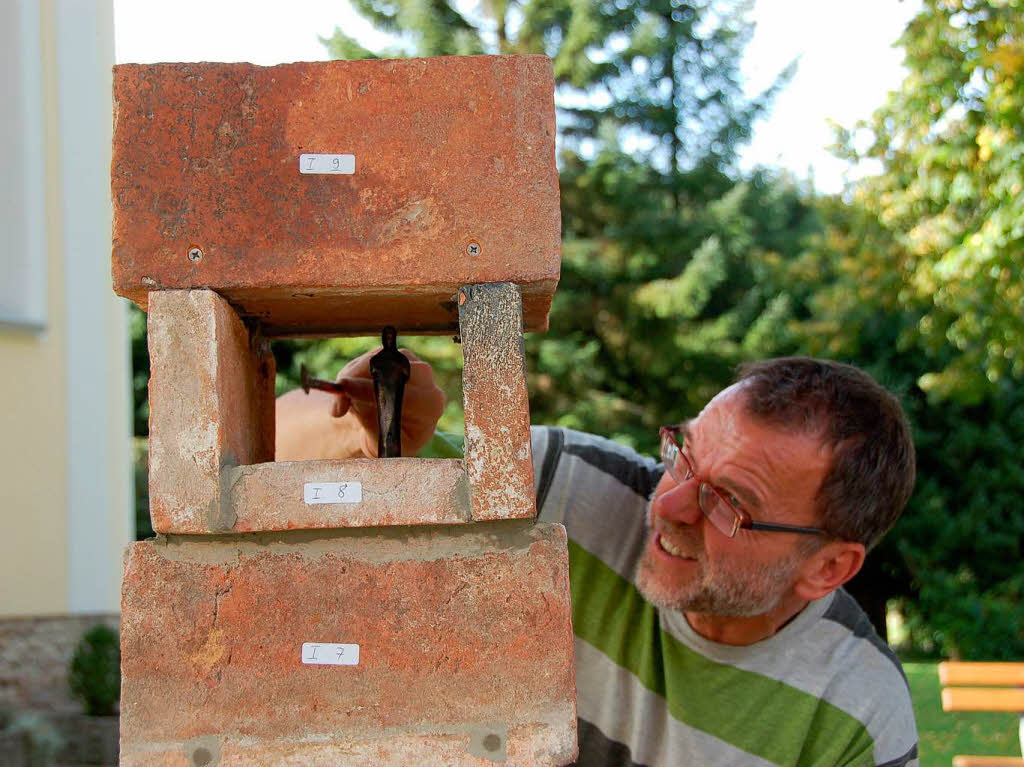 Gerhard Schwarz beim aufwendigen Aufbau seiner Skulptur im Pfarrgarten.