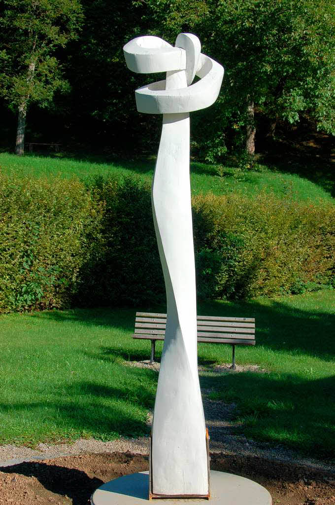 Anja Oschwalds Skulptur ist aus einer Sthlinger Linde gearbeitet und steht im Friedhofsprkle.