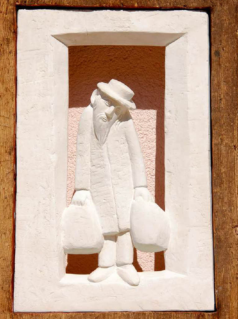 Detail aus dem Gipsmodell von Peter Kleins Skulptur „Begegnung“, die die sieben Werke der Barmherzigkeit aufgreift.
