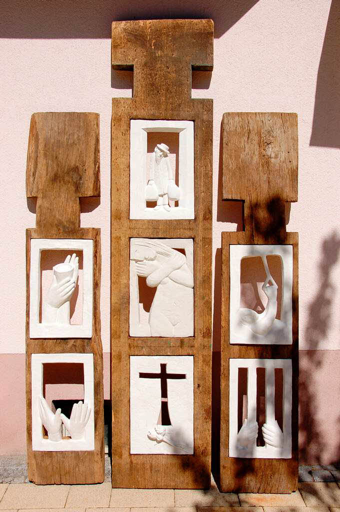 Gipsmodell von Peter Kleins Skulptur „Begegnung“, die die sieben Werke der Barmherzigkeit aufgreift.