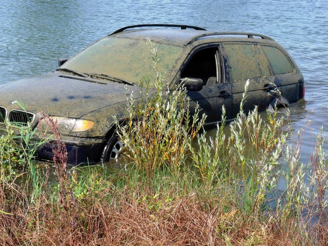 Aufgetaucht: ein gestohlener BMW im kleinen Baggersee bei Oberschopfheim  | Foto: Polizei
