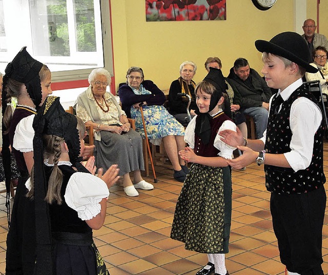 Freude haben die Kinder des Heimatvere... Altenheim in Jugon Les-Lacs gebracht.  | Foto: Otto Richard Bauder