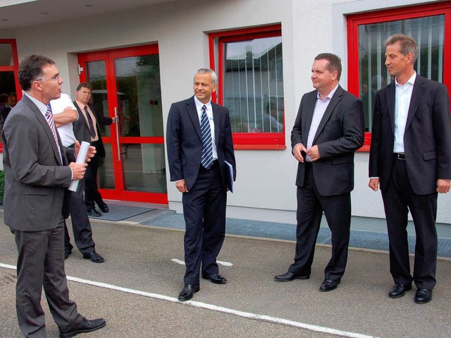 Ministerprsident Stefan Mappus besucht die Firmen Dunkemotoren und Hectronic.  | Foto: Juliane Khnemund