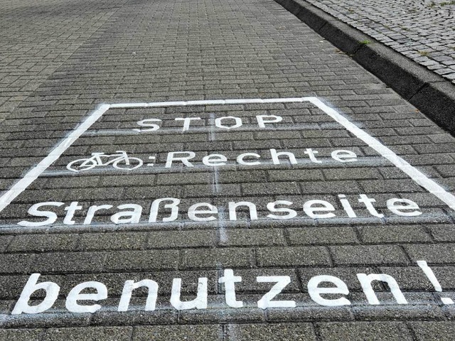 Mit neuen Warnhinweisen will Freiburg Geisterradler zum Umlenken bewegen.  | Foto: Michael Bamberger