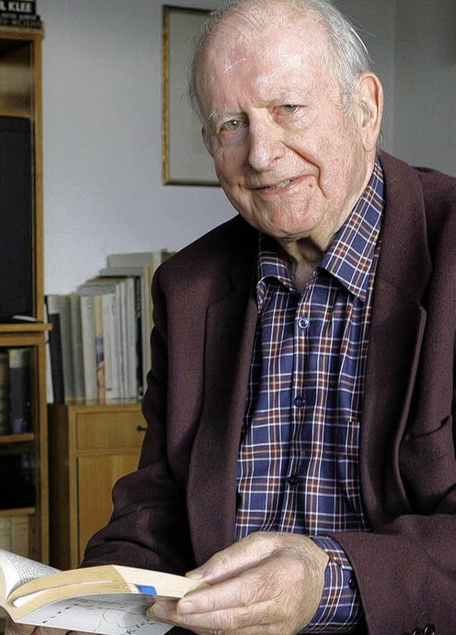 Manfred Wacker genoss die Zeit seines Ruhestands mit Literatur und Musik.   | Foto: Archivfoto: Heck