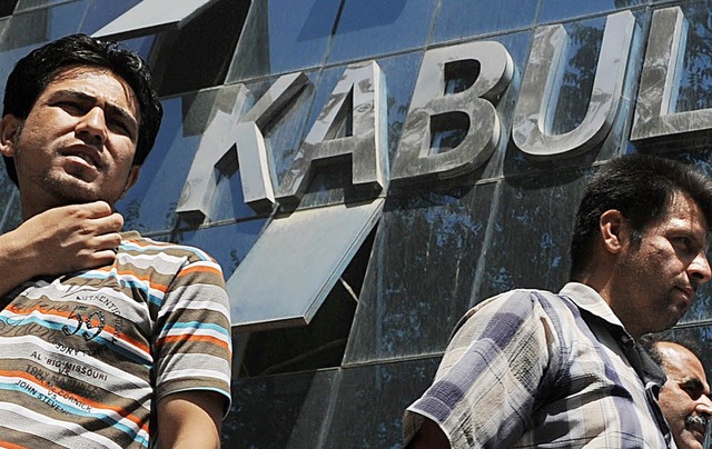 Ob sie ihr Geld jemals wiedersehen? Kunden der Kabul-Bank  | Foto: AFP