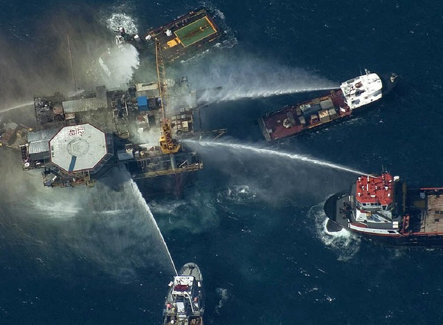 Schiffe lschen den Brand auf der Plat...rmilion Block 380 im Golf von Mexiko.   | Foto: dpa