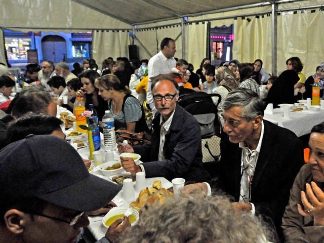 Zum fnften Mal  lud ADIM zum gemeinsc...nat Ramadan  auf dem Alten Markt ein.   | Foto: Ruda