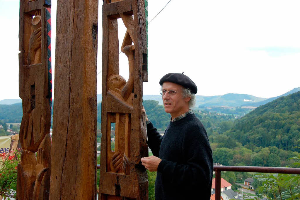 Reges Interesse beim Skulpturenspaziergang:  Peter Klein erlutert sein Werk dem kunstinteressierten Publikum.
