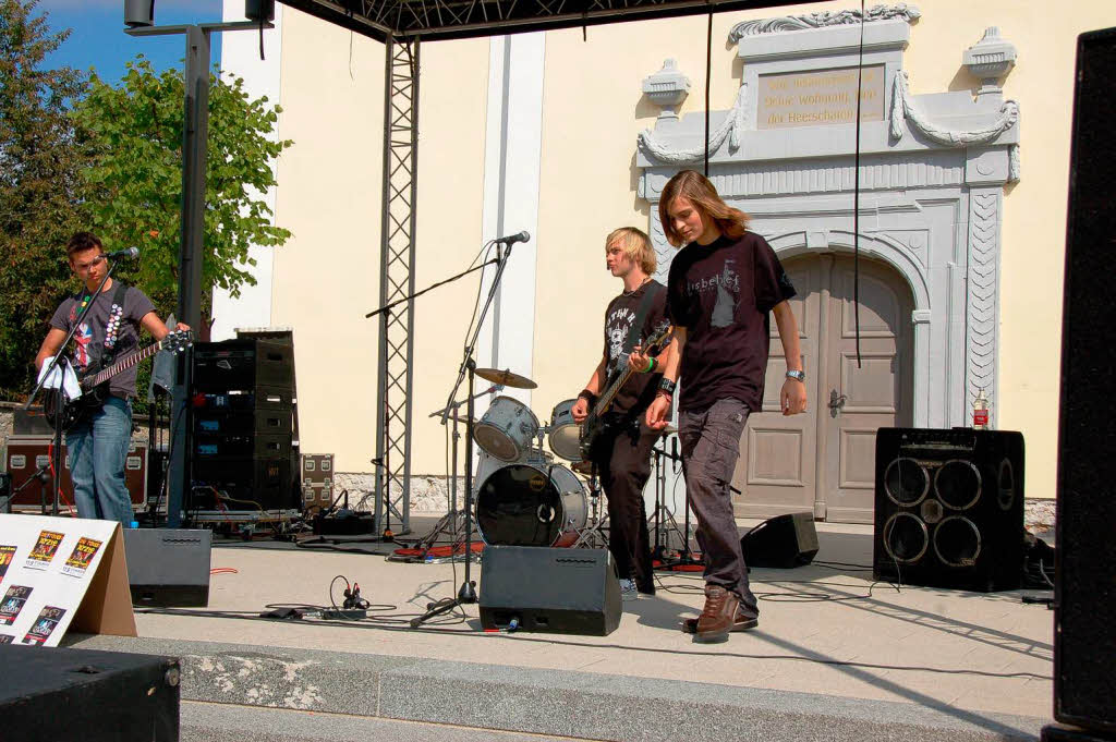 Am Nachmittag spielten die Sthlinger Lokalmatadore von "Killing Sound" auf der Bhne vor der Kirche.
