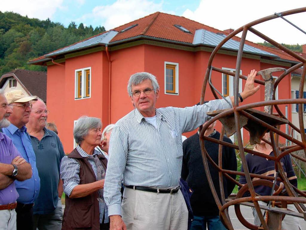 Beim Skulpturenspaziergang erklrte Vincenzo Baviera sein Kunstwerk.