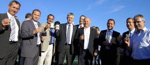 Brgermeister und  Ehrengste stoen a...s Gelingen des fnften Rheinfests an.   | Foto: Roland Vitt