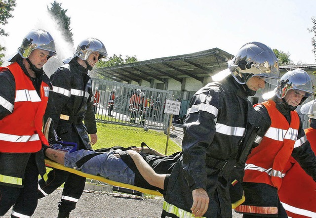 Feuer lschen ist das Eine, Menschen  ...euerwehrleute im gemeinsamen Einsatz.   | Foto: heidi fssel