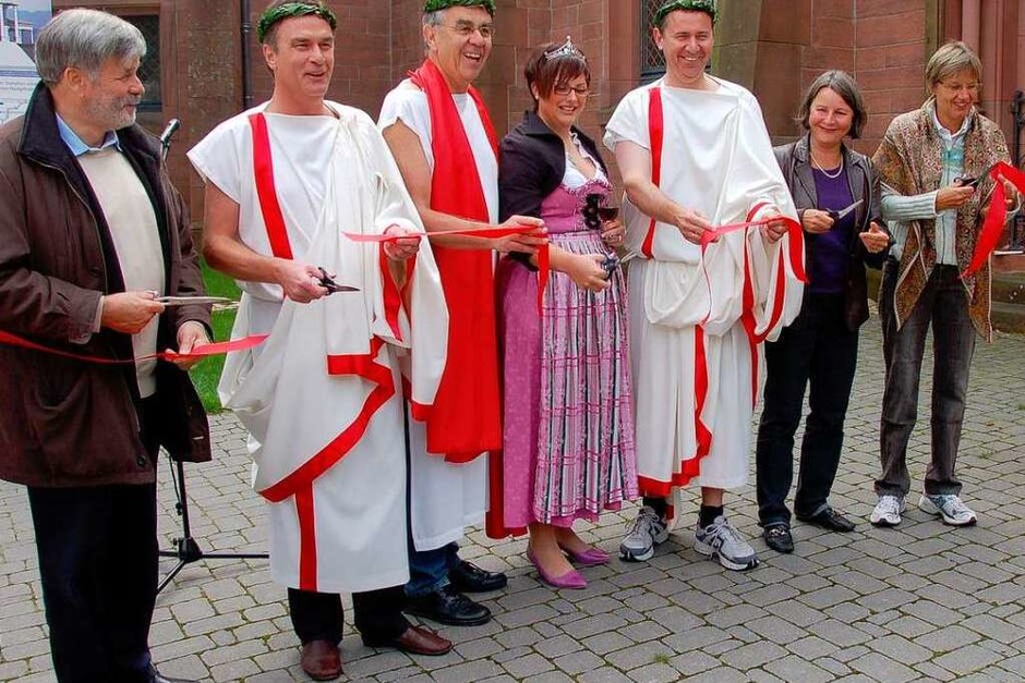 Eröffnung in Badenweiler, von links Professor Hans Ulrich Nuber, Bürgermeister Karl-Eugen Engler (Badenweiler), Jürgen Ehret (Heitersheim), Markgräfler Weinprinzessin Sandra Löffler, Bürgermeister René Lohs (Müllheim), Andrea Bräuning und Landrätin Dorothea Störr-Ritter. (Foto: sigrid umiger) Eröffnung in Badenweiler, von links Professor Hans Ulrich Nuber, Bürgermeister Karl-Eugen Engler (Badenweiler), Jürgen Ehret (Heitersheim), Markgräfler Weinprinzessin Sandra Löffler, Bürgermeister René Lohs (Müllheim), Andrea Bräuning und Landrätin Dorothea Störr-Ritter. (Foto: sigrid umiger)