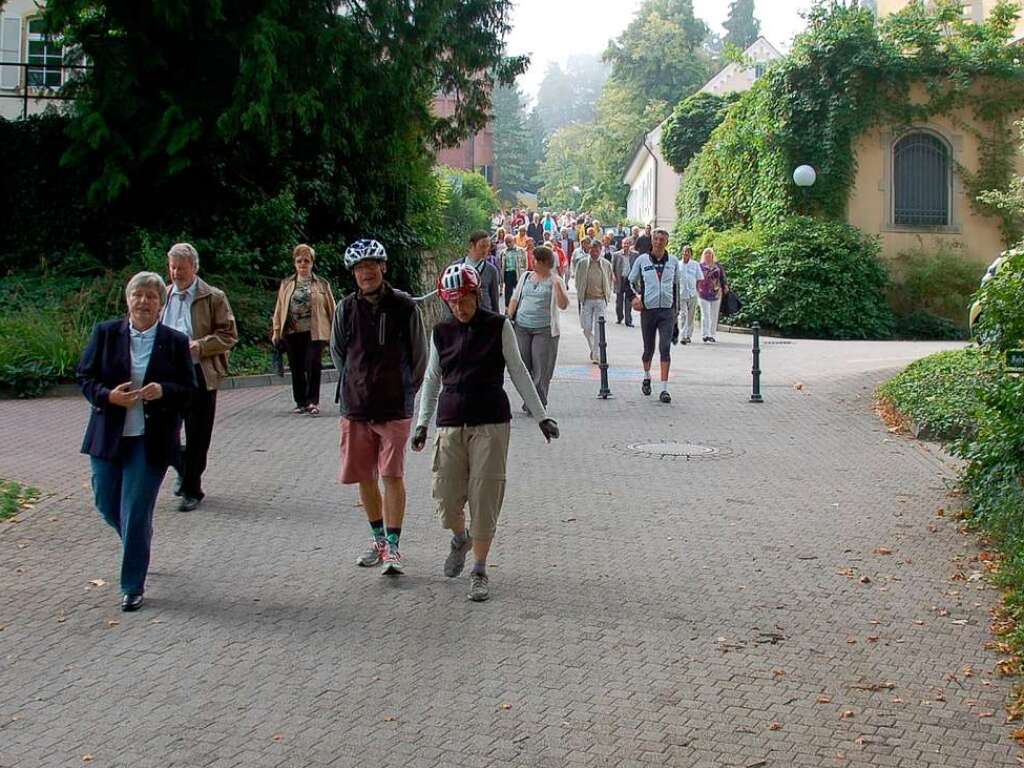Die Teilnehmer der Rmerweg-Erffnung mit Gabriele Seitz auf dem Weg zur rmische Badruine in Badenweiler.