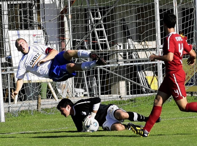 Fussball 2010/2011Kappel vs. GaggenauB...atzmann (Gagenau #7) oben, an den Ball  | Foto: Peter Aukthun-Grmer