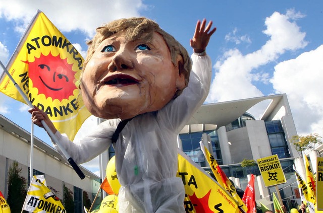 Atomkraft-Gegner demonstrierten am Son...n die Atompolitik der Bundesregierung.  | Foto: dpa
