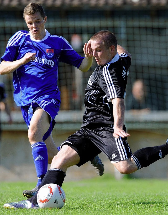 Fabian Sutter  nimmt Ma zum  2:0 fr Hausen.   | Foto: Patrick Seeger