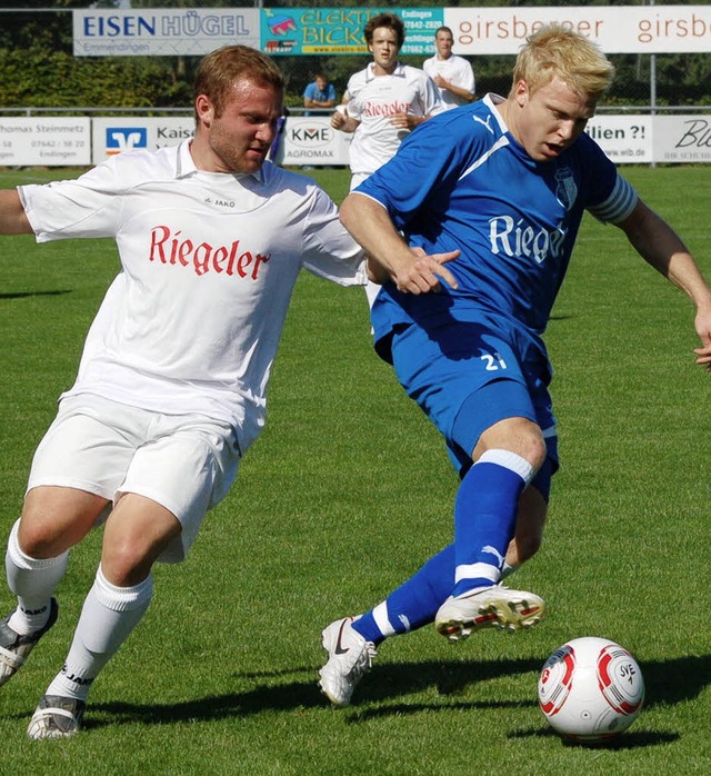 Marc Frank (FCE/links) im Duell mit Philipp Hensle.   | Foto: Ehret