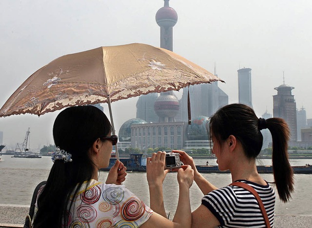 Zwei Chinessinen an der Uferpromenade in Schanghai  | Foto: usage worldwide, Verwendung weltweit