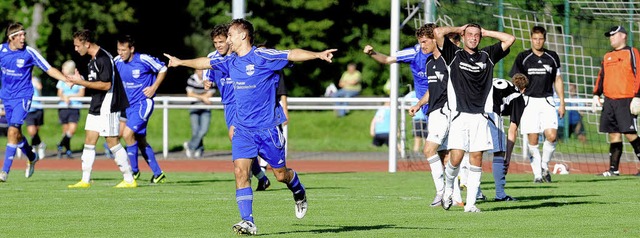 Frei wie ein Vogel nach dem 2:2-Ausgle...pieler des SV  Laufenburg verzweifeln.  | Foto: meinrad schn