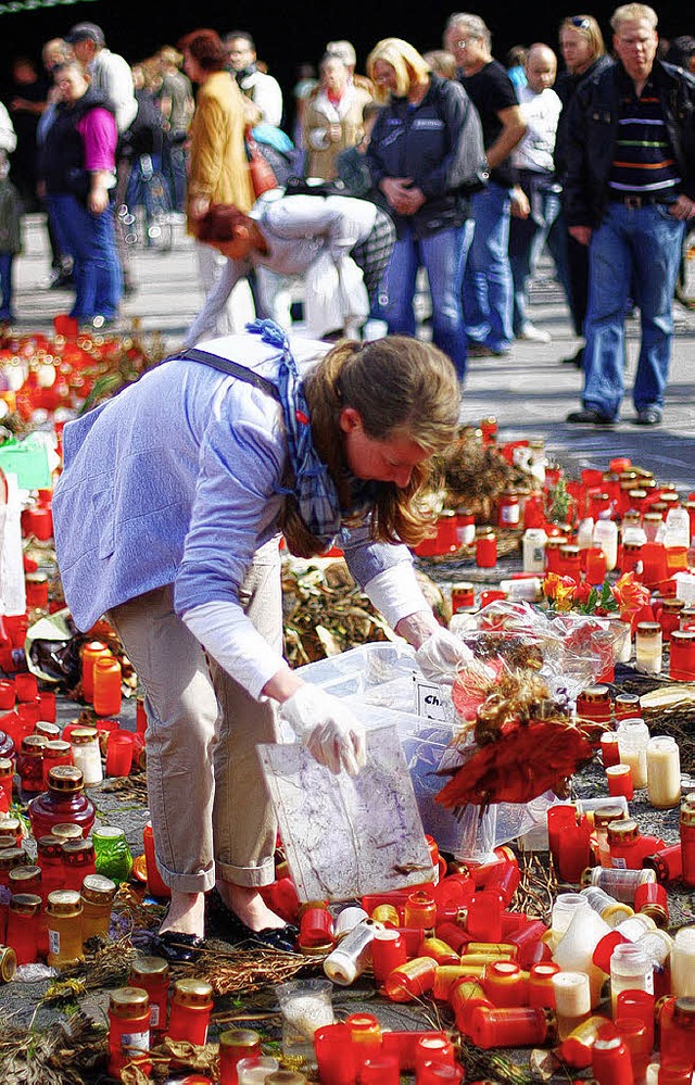 Die Kerzen wurden eingesammelt. Sie kommen in eine provisorische Gedenkstdte.   | Foto: dpa