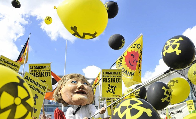 Ein als Kanzlerin Angela Merkel  verkl...onstreffen zur Zukunft der Atomkraft.   | Foto: ddp