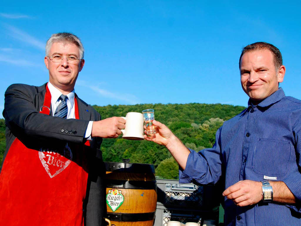 Ein Prosit auf ein gelungenes Rheinfest: Die Brgermeister Frddric Pfliegersdoerffer (l.) und Jrgen Scheiding.