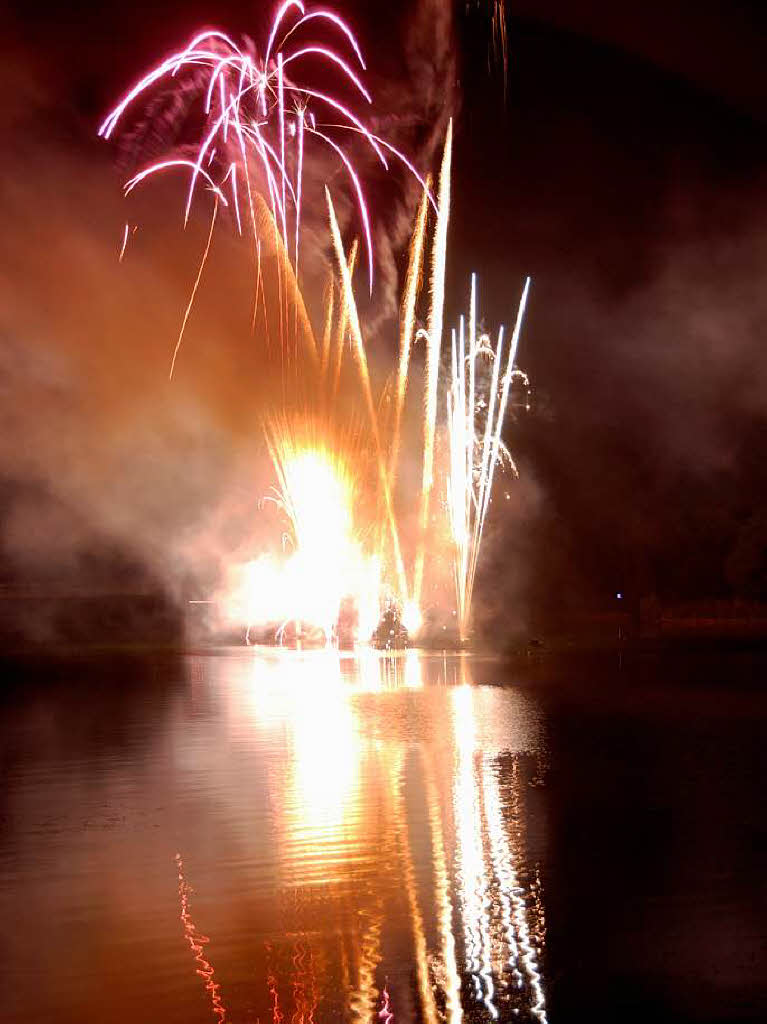 Grandioser Hhepunkt des ersten Festtages: das groe, mit Musik untermalte Feuerwerk am Rhein.