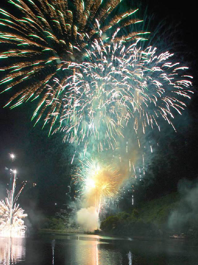 Grandioser Hhepunkt des ersten Festtages: das groe, mit Musik untermalte Feuerwerk am Rhein.