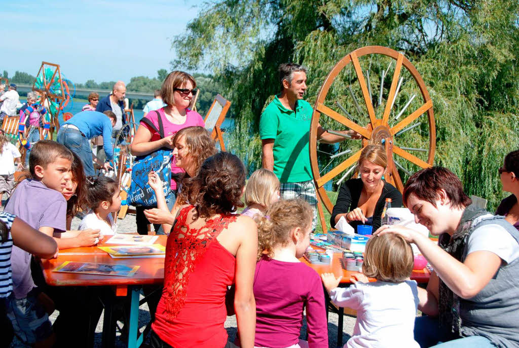 Stndig umlagert war der Schminktisch beim Rheinfest.