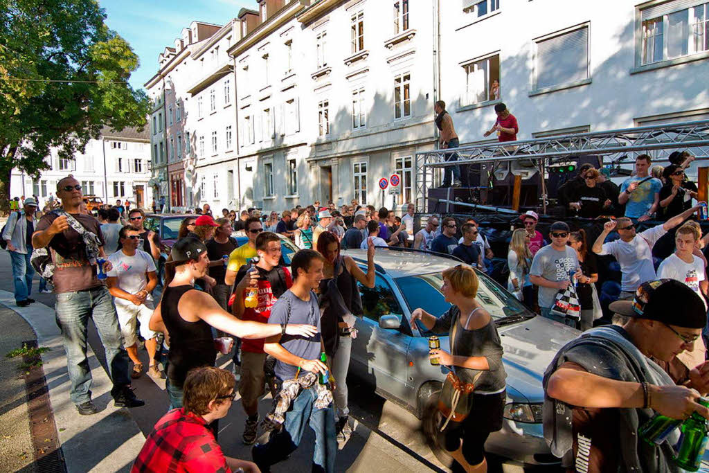 Eine Stadt  tanzt zu Drum & Bass: Jungle Street Groove in Basel.
