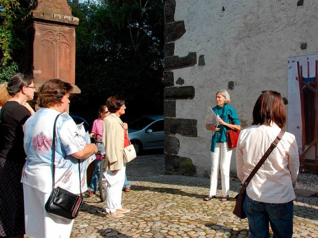 Sibylle Hschele (Mitte)  erluterte a...s-Zyklus&#8220; des Knstlers Trimpin.  | Foto: Kai Kricheldorff