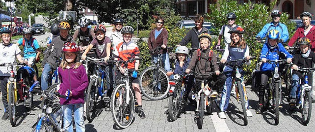 Etliche Radler versammelten sich am H...gemeinsam 35 Kilometer zurckzulegen.   | Foto: Siegfried Krex