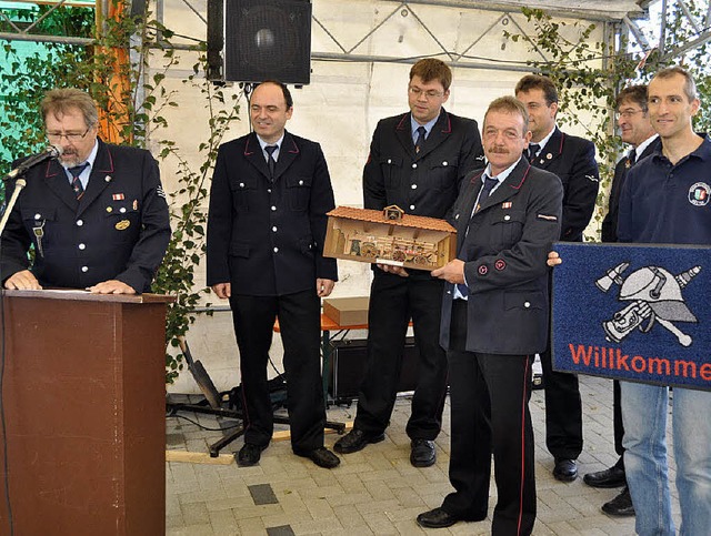 Natrlich gab es auch Geschenke zur Ei...llvertreter Hubert Matt (Foto rechts).  | Foto: Kirsten Lux