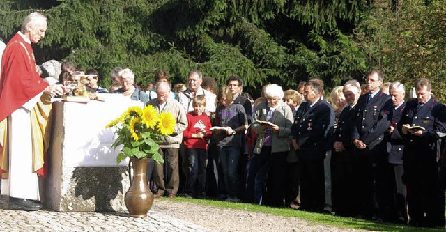 Pfarrer Hans Moser hielt den Festgotte...teiligung der Trachtenkapelle Hogschr  | Foto: Karin Stckl-Steinebrunner
